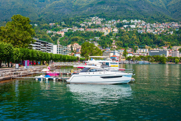 порт локарно с лодками, швейцария - locarno стоковые фото и изображения