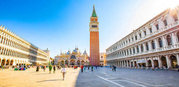 praça pública piazza san marco e torre campanile em veneza, itália - lagoa veneziana - fotografias e filmes do acervo