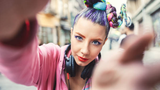 brincalhão cool hipster jovem menina tirando selfie na rua - vanguarda - fotografias e filmes do acervo