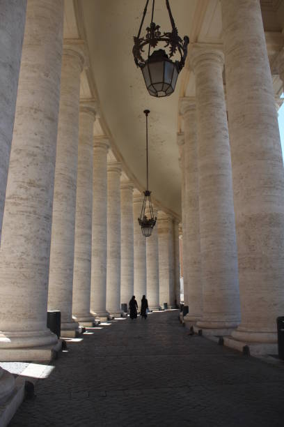 la colonnade du bernin à l’intérieur du vatican - papal conclave photos et images de collection
