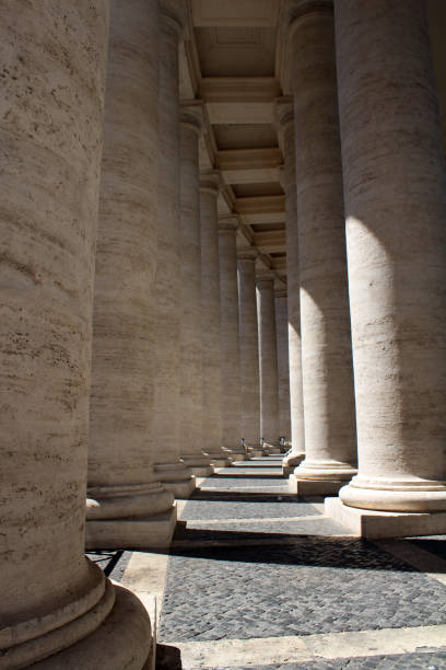 la colonnade du bernin à l’intérieur du vatican 1 - papal conclave photos et images de collection