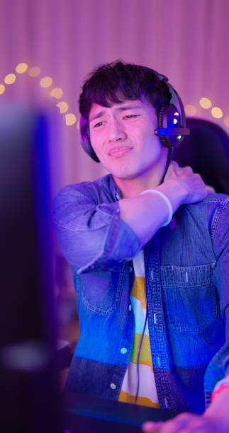 istock esport gamer rub sore shoulder 1402465735