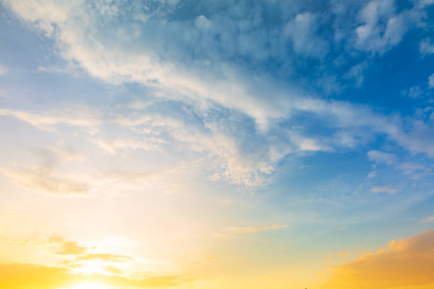 cielo naranja y fondo de nubes, fondo de concepto de cielo colorido, increíble puesta de sol con cielo crepuscular y nubes. - sky fotografías e imágenes de stock