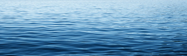 Aguas azules tranquilas de un gran cuerpo de agua photo