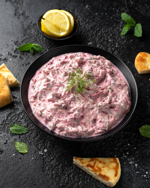 그리스 비트 뿌리 오이 tzatziki 딥 소스와 플랫 빵 - light vegetarian food garlic spice 뉴스 사진 이미지