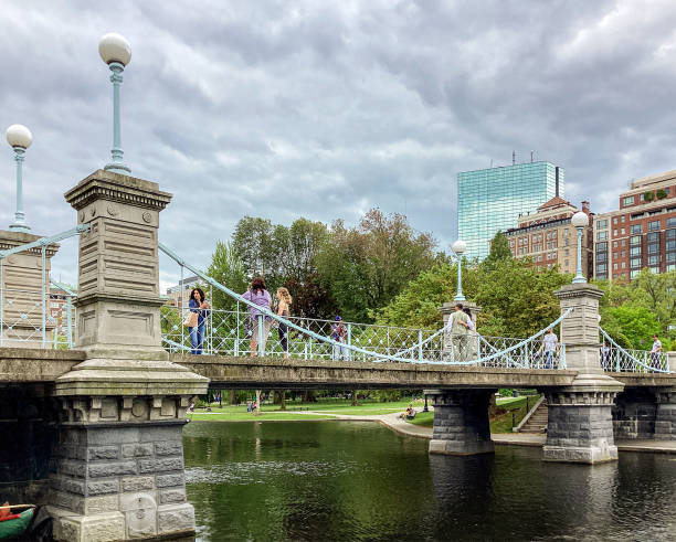 pont dans le jardin public de boston, boston, massachusetts - boston formal garden bridge park photos et images de collection