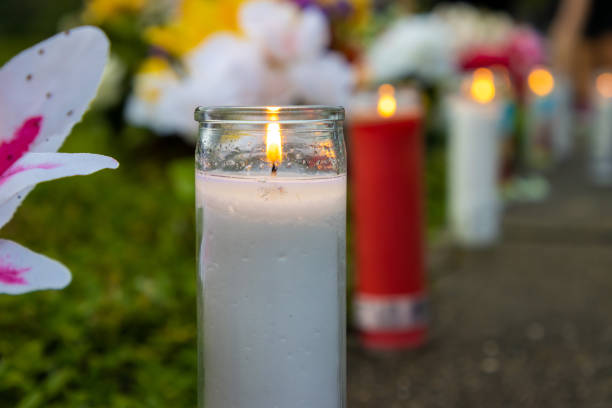 veillée aux chandelles en l’honneur des défunts - memorial vigil photos et images de collection