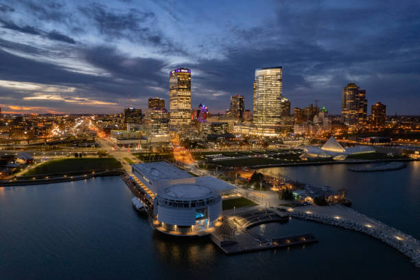 dämmerung milwaukee skyline - milwaukee stock-fotos und bilder