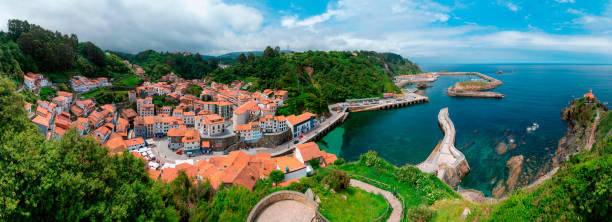 vista panorámica de cudillero desde el mirador de la garita, pueblo, puerto y faro, asturias. - cudillero fotos fotografías e imágenes de stock