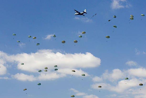 공중 폭행 - skydiving parachute parachuting helicopter 뉴스 사진 이미지