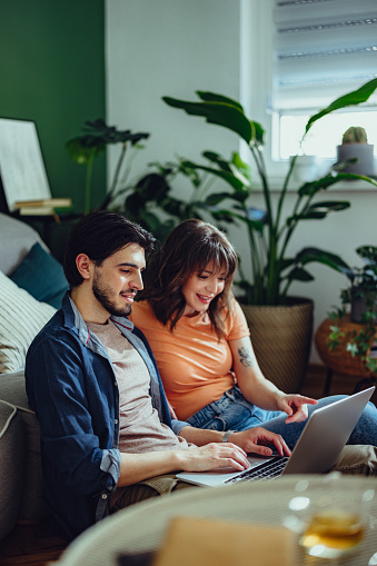 https://media.istockphoto.com/id/1402529415/photo/happy-couple-using-a-laptop-computer-together-at-home.jpg?b=1&s=170667a&w=0&k=20&c=cR8wBXdJQYTreJMUfLDpSCTilv5vb_TKype7r0qKP2w=