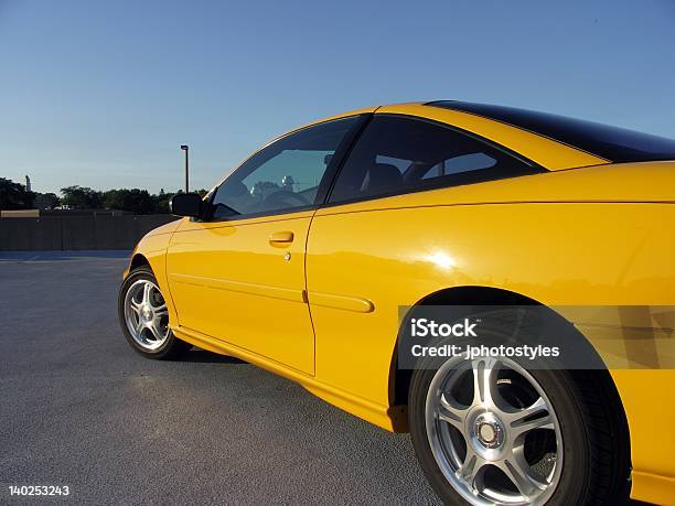 Brilhante E Brilhante - Fotografias de stock e mais imagens de Amarelo - Amarelo, Carro, Carro Desportivo