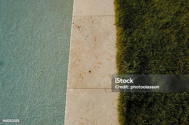 Piscina In Giardino - Fotografie stock e altre immagini di A forma di blocco - A forma di blocco, Acqua, Aiuola