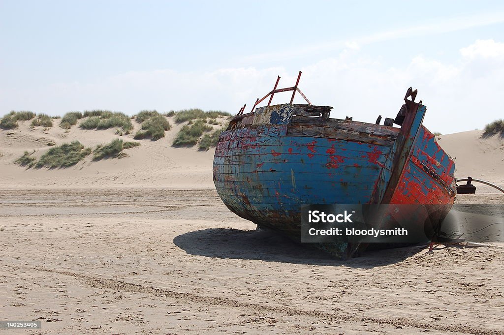 shipwreck en la playa - Foto de stock de Aire libre libre de derechos