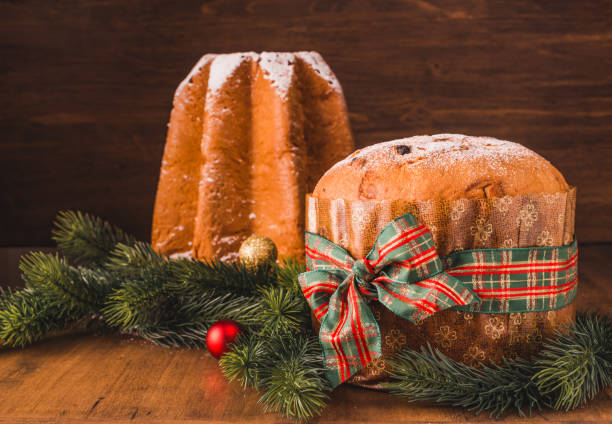 ciasto pandoro i panettone tradycyjne włoskie świąteczne słodycze na drewnianym tle. - fruitcake cake fruit dessert zdjęcia i obrazy z banku zdjęć