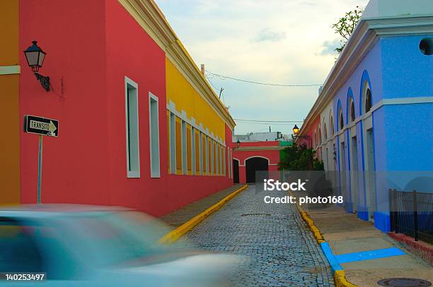 プエルトリコのサンファン旧市街の通りの風景 - プエルトリコのストックフォトや画像を多数ご用意 - プエルトリコ, 自動車, オレンジ色