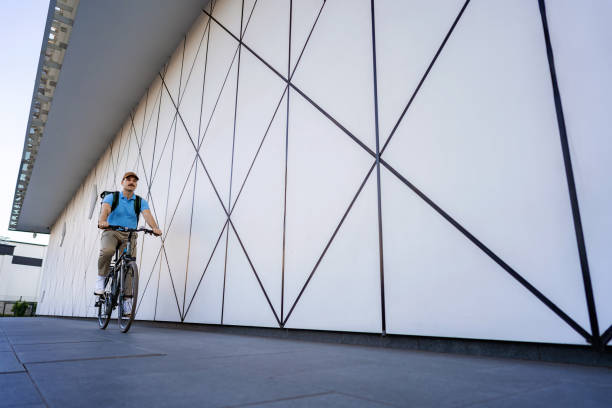 istock Delivery person riding bicycle 1402535333