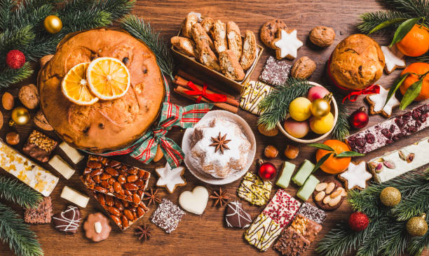 fundo de doces de natal. doces de natal italianos tradicionais em fundo de madeira. - italian dessert fotos - fotografias e filmes do acervo