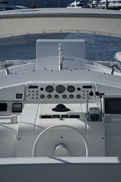 whithe mototrboat console