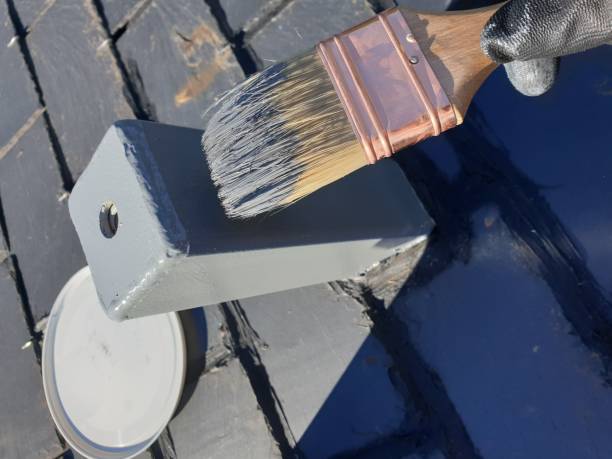 istock man brush painting a metal pole gray 1402539377
