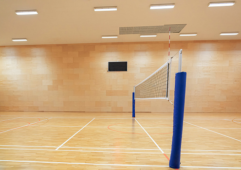 Red de voleibol en el gimnasio con el tablero de información apagado photo