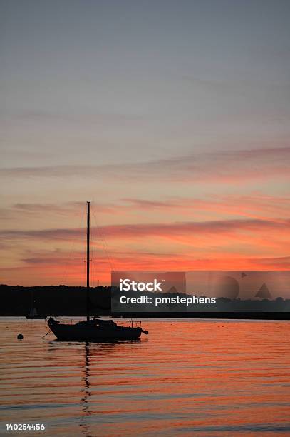 Sonnenuntergang Niles Beach Gloucester Ma Mit Segelboot Stockfoto und mehr Bilder von Abenddämmerung