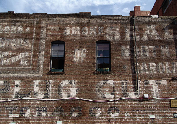 istock Old abandoned building in Savannah, GA 140254677