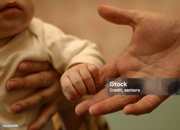 Руки — стоковые фотографии и другие картинки Мать - Мать, Дочь, Грусть