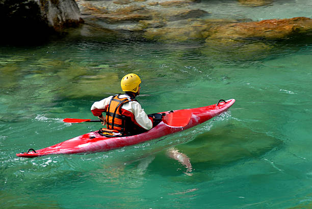 kajakfahren auf den stromschnellen des flusses - life jacket audio stock-fotos und bilder