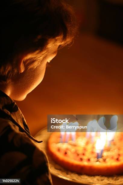 Compleanno Bambino - Fotografie stock e altre immagini di Candela - Attrezzatura per illuminazione - Candela - Attrezzatura per illuminazione, Compleanno, Contemplazione