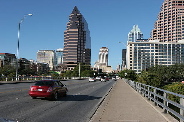 congress avenue am bat-brücke in austin, texas - austin texas austin nevada skyline texas stock-fotos und bilder