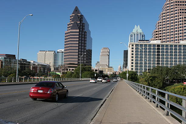 congress avenue presso il pipistrello ponte ad austin, texas - congress center foto e immagini stock
