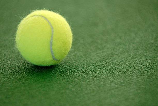 Palla da Tennis sul campo - foto stock