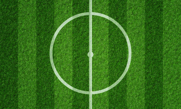 campo da calcio nello stadio di calcio con modello di erba di linea e cerchio centrale. sfondo sportivo e concetto di carta da parati atletica. rendering di illustrazioni 3d - lawn ball circle green foto e immagini stock