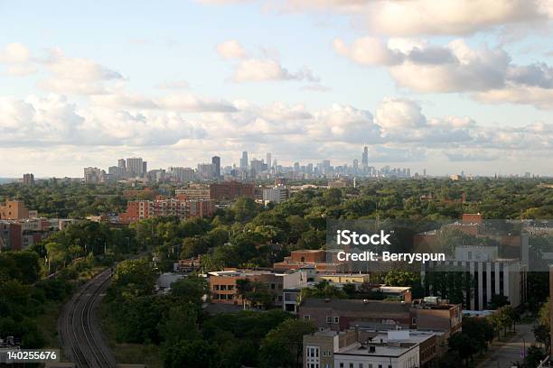 El Centro De La Ciudad De Chicago En El Horizonte Foto de stock y más banco de imágenes de Chicago - Illinois - Chicago - Illinois, Distante, Zona residencial