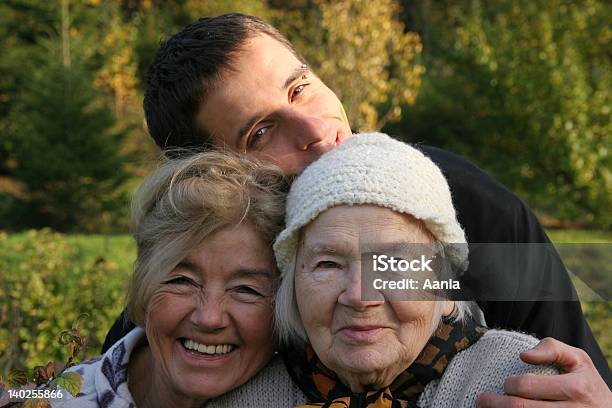 Felice Generazioniinsieme - Fotografie stock e altre immagini di Ultracentenario - Ultracentenario, Gruppo di persone, Uomini