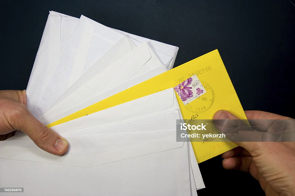 Mãos escolher um envelope de Amarela - Foto de stock de Escritório de Classificação Postal royalty-free