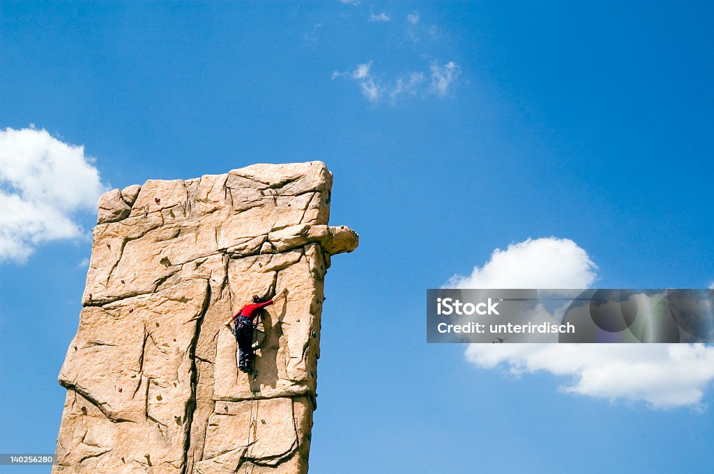 Mujer joven escalar la pared - Foto de stock de Colgar libre de derechos