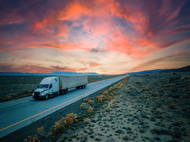 toma aérea de un camión en la carretera con una colorida puesta de sol - truck space desert utah fotografías e imágenes de stock