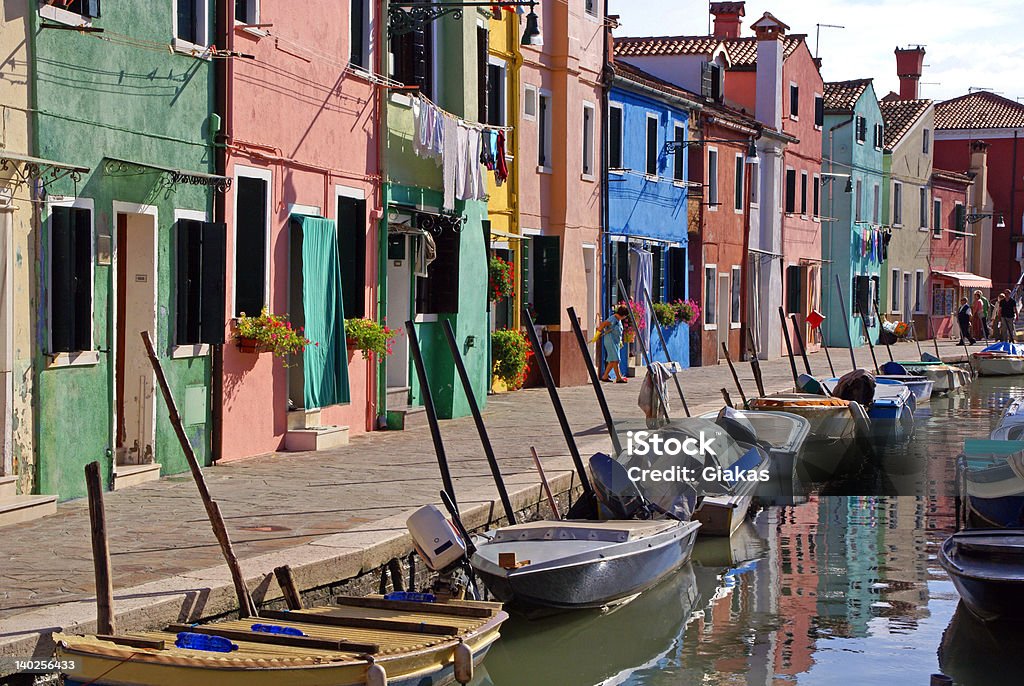Coloridas casas y embarcaciones de Canal - Foto de stock de Aire libre libre de derechos
