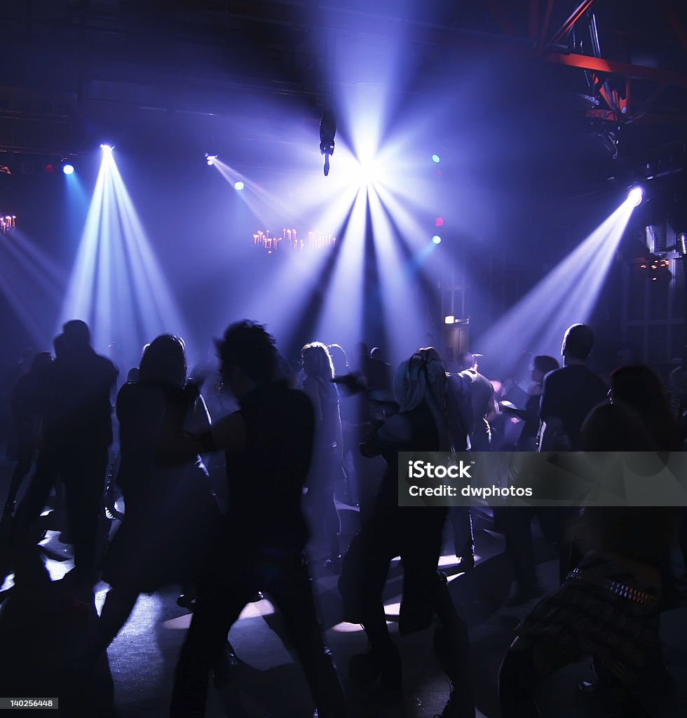 Młodych ludzi Taniec w dyskotece - Zbiór zdjęć royalty-free (Chodzenie do klubów)