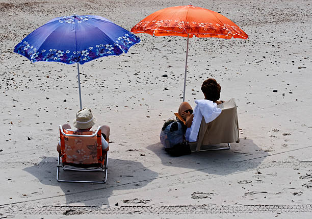 parasol de plage duo - bright brightly lit vibrant color burning photos et images de collection