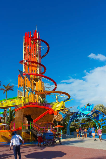 blick auf die insel cococay am karibischen meer - editorial sea white ship stock-fotos und bilder