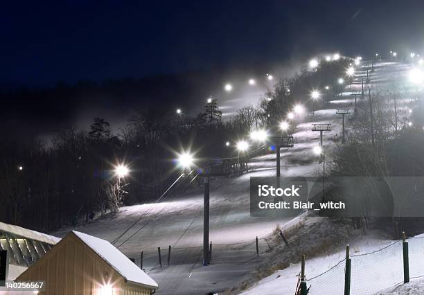 Photo libre de droit de Station De Ski En Soirée banque d'images et plus d'images libres de droit de Arbre - Arbre, Blanc, Ciel