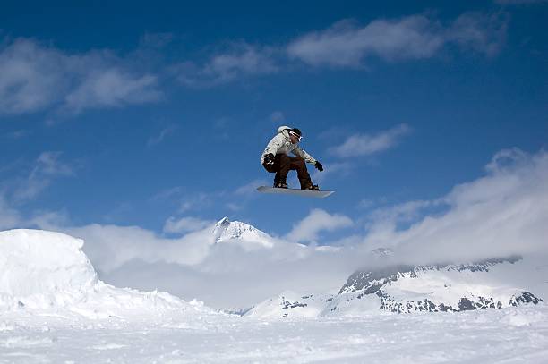 snowboarder pulando no ar - snowboarding snowboard teenager red - fotografias e filmes do acervo