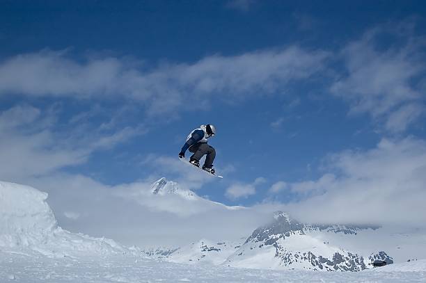 snowboarder pulando no ar - snowboarding snowboard teenager red - fotografias e filmes do acervo