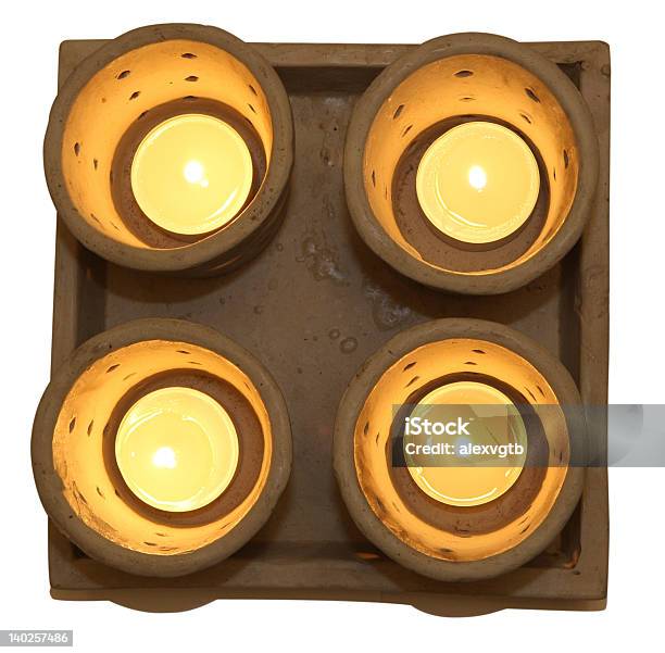 Quattro Candele Su Un Piatto - Fotografie stock e altre immagini di Candela - Attrezzatura per illuminazione - Candela - Attrezzatura per illuminazione, Candela tealight, Cena