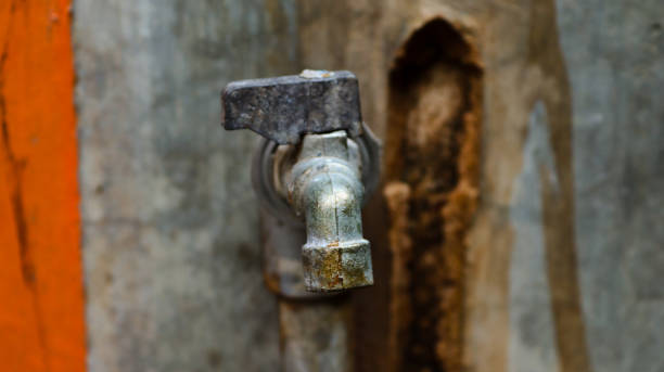 istock water faucet next to the house 1402576495