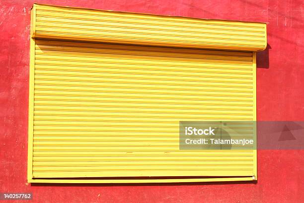 Zamknięte Rolety Żółty - zdjęcia stockowe i więcej obrazów Bez ludzi - Bez ludzi, Fotografika, Horyzontalny