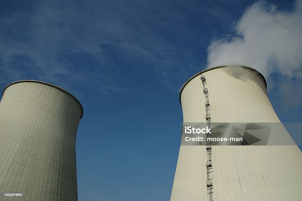 冷却タワーの電力発電所 - 原子力発電所のロイヤリティフリーストックフォト